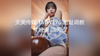   阿姨探花G奶爆乳骚熟女3P伺候，尽情揉捏大奶子，两根JB轮流舔太骚了，扛起腿爆操前后夹击