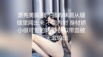 【新片速遞】  商场女厕全景偷拍戴工牌的美女❤️尿完尿反复使劲的擦逼 也不怕擦秃噜皮了