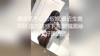 水上乐园更衣室偷拍，泳客更换泳衣，高挑少妇仔细擦拭身上的水