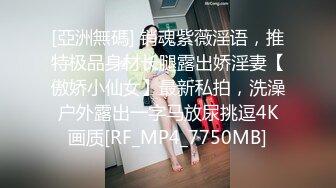  颜值很高的人妻少妇，黑丝高跟诱惑跟小哥激情啪啪大秀直播，交大鸡巴的样子好骚