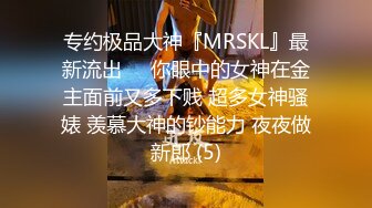 找来个大波美美 用嘴巴安抚我的鸡巴后把她按在桌子上操个不停 叫声动人