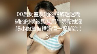 穿着塑腰衣那双奶子感觉要被挤爆了