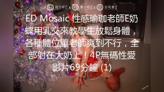 《极品CP✿魔手✿外购》大胆坑神潜入商场女厕独占一个坑位隔板缝中后位实拍顾客服务员方便~各种大屁股美鲍~高清近景抓住每个细节