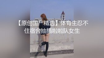 极品淫乱骚婊 4P堪比AV 两手各握肉棒一个舔B (1)