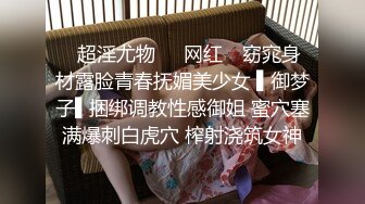 乖巧的小少妇真鸡巴骚让大哥狠狠玩逼，对着镜头不停抠弄骚逼，玩拳交掰开给狼友看特写，口交大鸡巴无套爆草