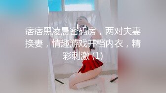   棕色头发俄罗斯风情妹子，被卷发小哥哥无情后入啪啪胸大屁股翘，操着真爽，极美粉鲍鱼