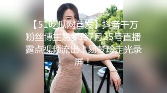 奶子上有纹身的极品小少妇，颜值不错听导演的跟小哥激情啪啪给狼友看，让小哥吃奶玩逼