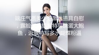 反差女友被干的骚逼满是白浆，手指插入全是淫水