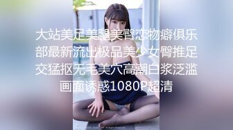 【新片速遞】好家伙，两个极品可爱小萝莉女同，脱光光互搞对方 互扣互舔要高潮了，大金链大叔出场 忍不住也要参与，伸出鸡巴蹭进去