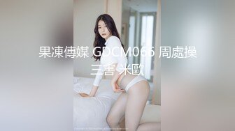 偷拍脚踩恨天高的美女小黑B