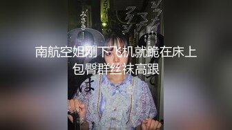 风骚小少妇全程露脸打着电话给光头哥舔鸡巴，扩阴器把逼逼撑开拿注射器往逼里灌药，特写给狼友看AV棒自慰