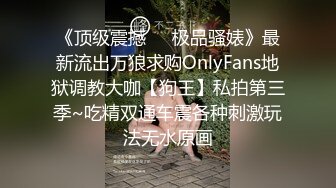    妹妹户外干活，在后山摘着东西，肚子饿了就停下来找哥哥要棒棒吃，吃得可真香