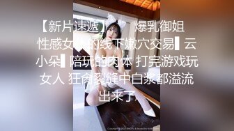 漂亮眼睛口罩美女钟爱黄瓜自慰，舔弄黄瓜展示口活，站立抬腿特写黄瓜插入，毛毛浓密手指扣弄高潮出浆