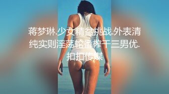 白色床单上的美女