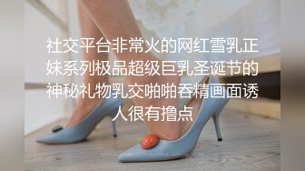 蹲在厕所玩手机的少妇