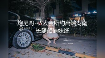 干净白皙女白领性感牛仔短裤掰开双腿漏出阴户按摩棒