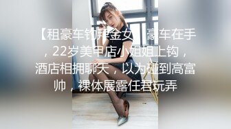 颜值很高的妹子跟狼友撩骚互动，浴室洗干净了伺候小哥大鸡巴，深喉口交激情上位无套抽插，内射中出不要错过