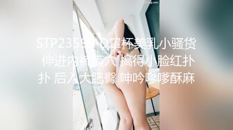 【新速片遞】老逼败火熟女的诱惑，露脸大秀大肥逼太润滑可以拳交，大黑粗道具不停在骚逼里搅拌抽插，高潮喷水浪叫不止