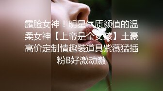 办公室里的闷骚姐姐，颜值不错气质很棒，上着班跟狼友互动撩骚，褪下丝袜漏出骚穴玩跳蛋，揉捏骚奶子真刺激