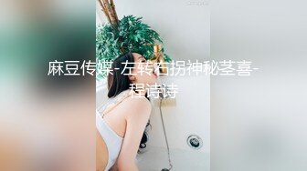 平刘海小美女，苗条的身材下面拉尿尿的小肥穴，带感的尿液匆匆流出！