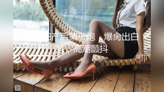 【新片速遞】这骚男的周末过的很性福啊让人羡慕嫉妒恨 女友和闺蜜三人坐沙发上不时抠逼揉奶，最后啪啪双飞娇吟销魂【水印】[2.27G/MP4/40:05]