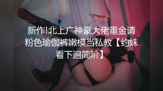 暴露狂中年肌肉直男,在公用楼道中全裸自慰寻求快感