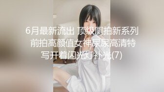 清纯嫩妹子穿着紫色情趣内衣，脱掉内裤给看屄屄特写，揉波波诱惑