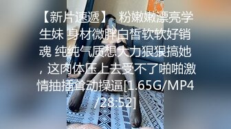  黑丝高跟露脸女模特让大哥抱着掰开骚穴给狼友看真骚，交大鸡巴让大哥在床上各种抽插爆草