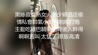 商场女厕偷拍牛仔裤美女的小嫩鲍