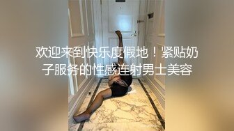 漂亮短发妹子诱人肥逼浴室洗完澡道具自慰，毛毛浓密掰穴特写，震动棒假屌双管齐下，上位骑乘抽插高潮出白浆