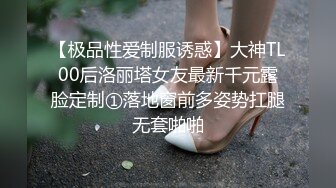 情趣酒店蓝光房偷拍两个中年和女炮友开房后面那个光头佬被撸屌的样子非常猥琐