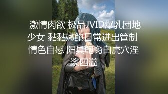 美女穿着短裙公园直播跟粉丝互动