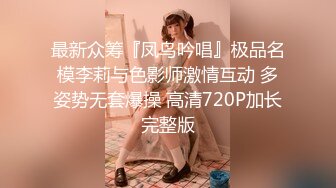 八块腹肌的大胸健身教练裸体飞机洗澡