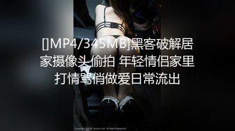 长相不错的黑色吊单妹妹极品蝴蝶逼，掰开逼逼粉粉嫩嫩的还自己尝自己淫水