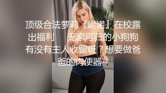 年轻小骚妹子无毛骚逼很是性感，露脸被大哥玩弄香蕉插进无毛骚逼看着很刺激，各种抽插爆草玩弄呻吟可射