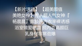 大奶良家人妻床上很是风骚，露脸舔鸡巴又舔蛋，主动上位抽插浪叫表情好骚，后入草穴大奶子乱颤很诱人内射中出