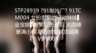 邻家妹妹型乖巧美女，难得露逼诱惑，撩起裙子没穿内裤，掰开粉嫩小穴，翘起美臀太诱人