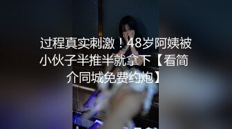 写字楼女厕白T恤黑紧身裤长发美妞 鲜肥的无毛馒头穴馋得流口水